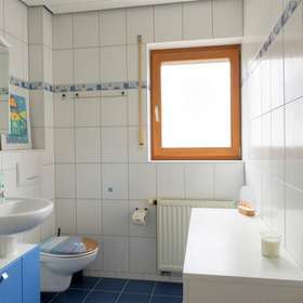 5-Zimmer-Wohnung · Sindelfingen · 128 m² · 2.200 € Miete mieten - Badezimmer 