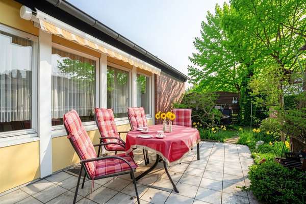 Außenansicht: Charmantes Einfamilienhaus mit großem Garten und Ausbaupotenzial in Deizisau-Esslingen in Deizisau, 3 Zimmer, 108 m²