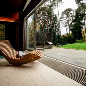 Luxuriöses Refugium: Einzigartige Villa auf 750qm mit indoor Pool in bevorzugter Lage von Ramstein - Ausblick in den Garten