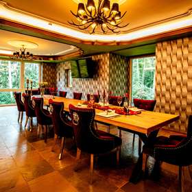 Luxuriöses Refugium: Einzigartige Villa auf 750qm mit indoor Pool in bevorzugter Lage von Ramstein - Ausblick ins Grüne