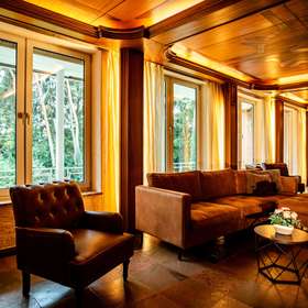 Luxuriöses Refugium: Einzigartige Villa auf 750qm mit indoor Pool in bevorzugter Lage von Ramstein - Blick ins Esszimmer