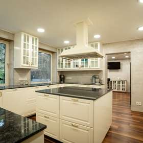 Luxuriöses Refugium: Einzigartige Villa auf 750qm mit indoor Pool in bevorzugter Lage von Ramstein - Küche