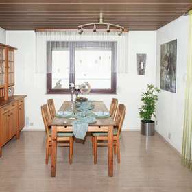 Rarität: Großzügiges Zweifamilienhaus mit ELW und großem Garten in Sindelfingen-Darmsheim - Esszimmer EG