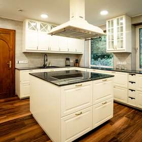 Luxuriöses Refugium: Einzigartige Villa auf 750qm mit indoor Pool in bevorzugter Lage von Ramstein - Küche