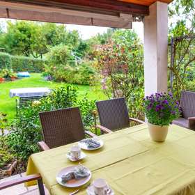 Rarität: Großzügiges Zweifamilienhaus mit ELW und großem Garten in Sindelfingen-Darmsheim - Terrasse mit Ausblick in den Garten