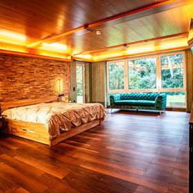 Luxuriöses Refugium: Einzigartige Villa auf 750qm mit indoor Pool in bevorzugter Lage von Ramstein - Schlafzimmer mit Ausblick zum Garten