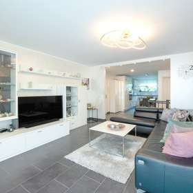 Attraktive 4-Zimmerwohnung mit großem Balkon und Garten in einer bevorzugten Lage von Holzgerlingen - Wohnbereich