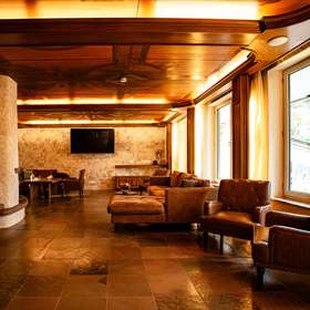 Luxuriöses Refugium: Einzigartige Villa auf 750qm mit indoor Pool in bevorzugter Lage von Ramstein - Wohnzimmer