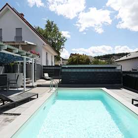 Schönes Einfamilienhaus mit Außenpool und ELW in Neuenbürg-Arnbach -Solarenergie - - Bild 1