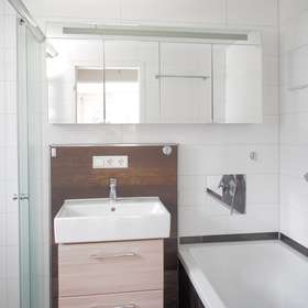 Helle, familienfreundliche Wohnung mit zwei TG-Stellplätzen in ruhiger Lage von Böblingen-Dagersheim - Badezimmer en Suite