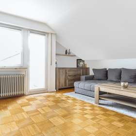 Helle, 2-Zimmer-Dachgeschoßwohnung mit Balkon in einer ruhigen Lage von LE-Oberaichen - Bild 1