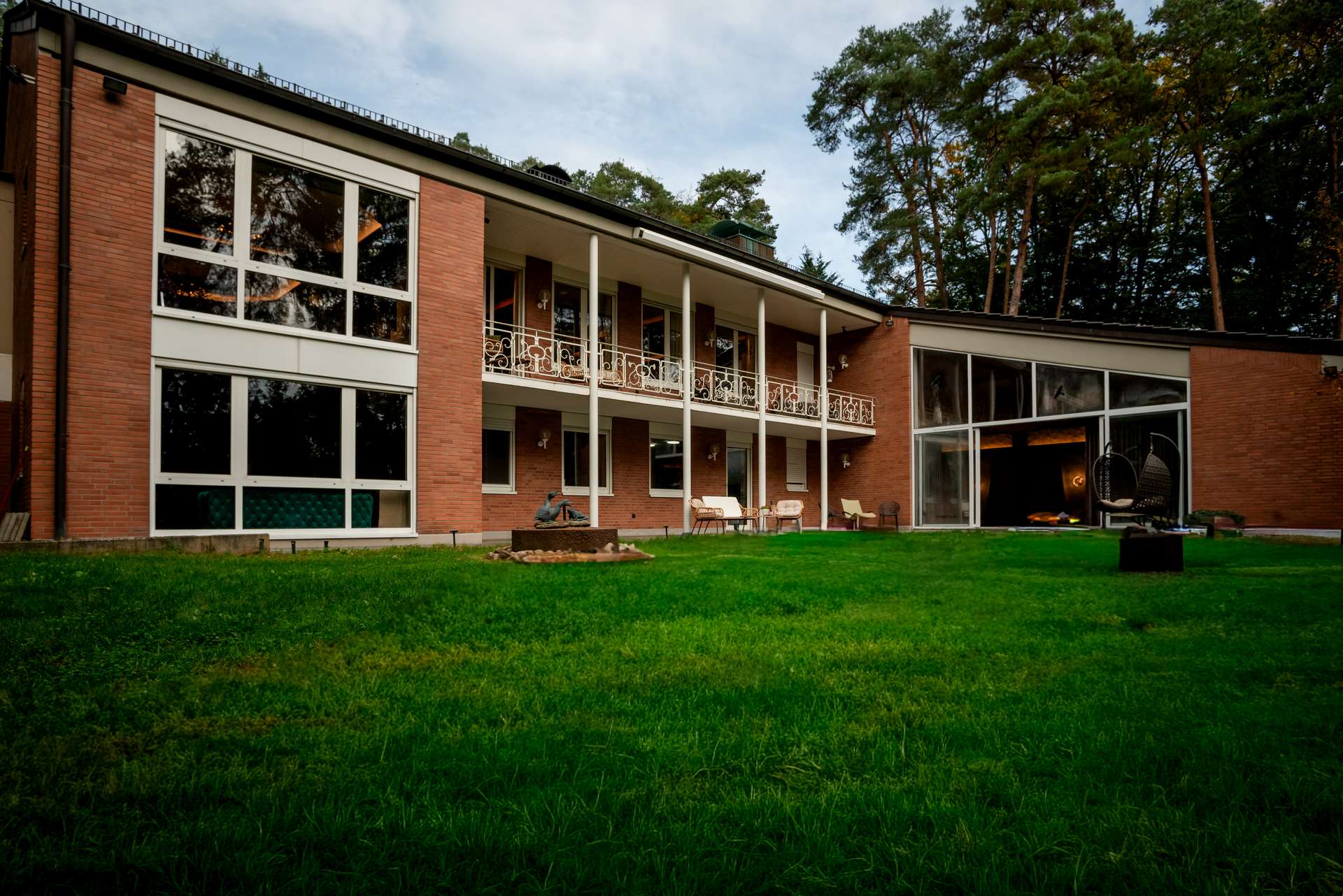 Hauptansicht: Luxuriöses Refugium: Einzigartige Villa auf 750qm mit indoor Pool in bevorzugter Lage von Ramstein in Ramstein-Miesenbach, 12 Zimmer, 750 m²