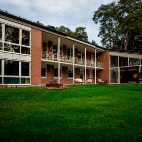 Luxuriöses Refugium: Einzigartige Villa auf 750qm mit indoor Pool in bevorzugter Lage von Ramstein - Hauptansicht in Ramstein-Miesenbach