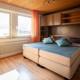 Charmantes Einfamilienhaus mit großem Garten und Ausbaupotenzial in Deizisau-Esslingen - Schlafzimmer