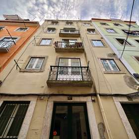 Über den Dächern Lissabons: 3-Zimmer-Wohnung mit Balkon in Lissabon-Santos - Bild 1