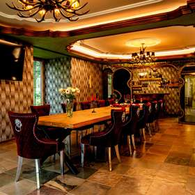 Luxuriöses Refugium: Einzigartige Villa auf 750qm mit indoor Pool in bevorzugter Lage von Ramstein - Blick zur Bar