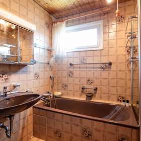 Charmantes Einfamilienhaus mit großem Garten und Ausbaupotenzial in Deizisau-Esslingen - Badezimmer