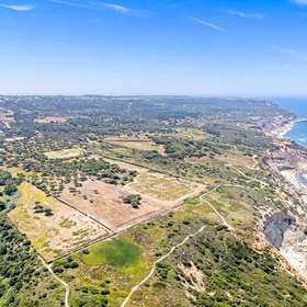 Einmaliges Anwesen, oberhalb des Atlantiks - unweit von Sesimbra! - Blick von der Küste zum Anwesen