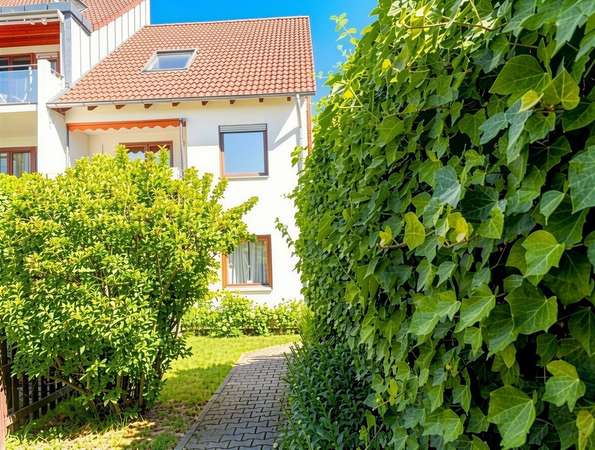Außenansicht: Vermietung auf Zeit: Teilmöbliertes Reiheneckhaus in einer ruhigen Lage von Sindelfingen - Darmsheim in Sindelfingen, 5 Zimmer, 128 m²