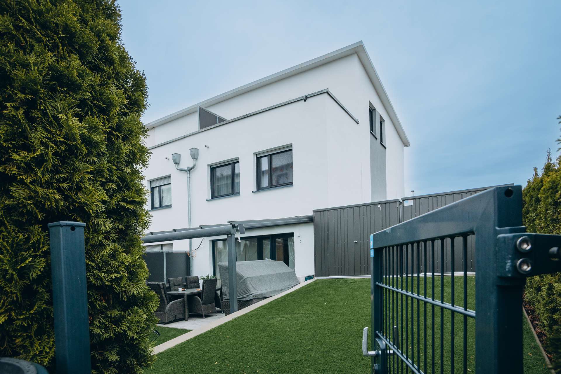 Hauptansicht: Ein Zuhause zum Ankommen und wohlfühlen – modernes Reiheneckhaus in Sindelfingen - Darmsheim in Sindelfingen, 6 Zimmer, 148 m²