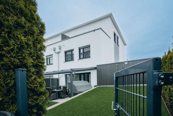 Außenansicht: Ein Zuhause zum Ankommen und wohlfühlen – modernes Reiheneckhaus in Sindelfingen - Darmsheim in Sindelfingen, 6 Zimmer, 148 m²