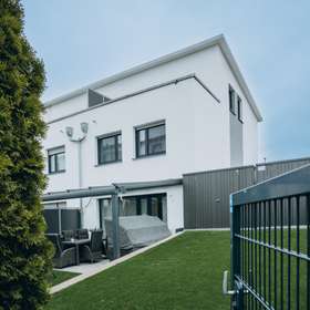 Ein Zuhause zum Ankommen und wohlfühlen – modernes Reiheneckhaus in Sindelfingen - Darmsheim - Hauptansicht in Sindelfingen