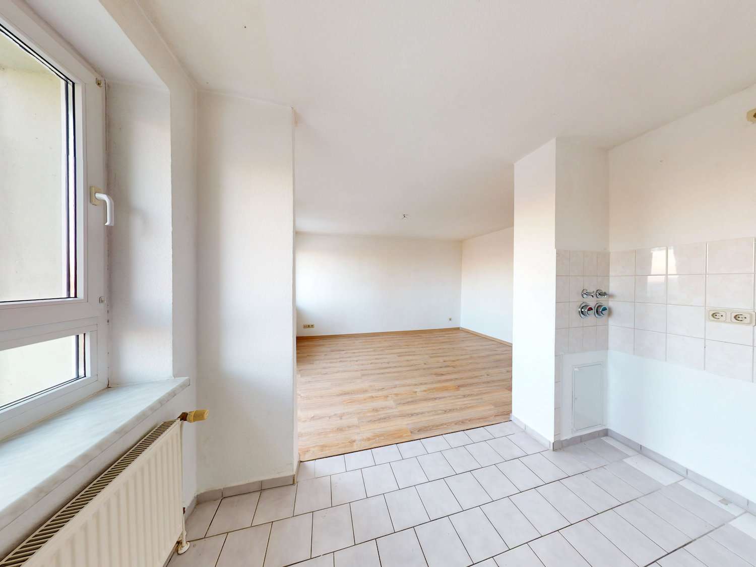 Blick aus der Küche ins Wohnzimmer