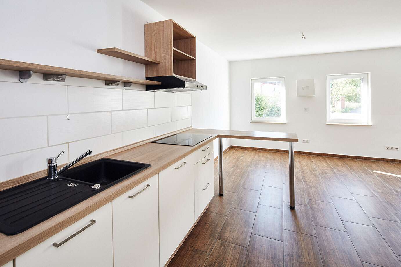 schicke Küche mit Geräten