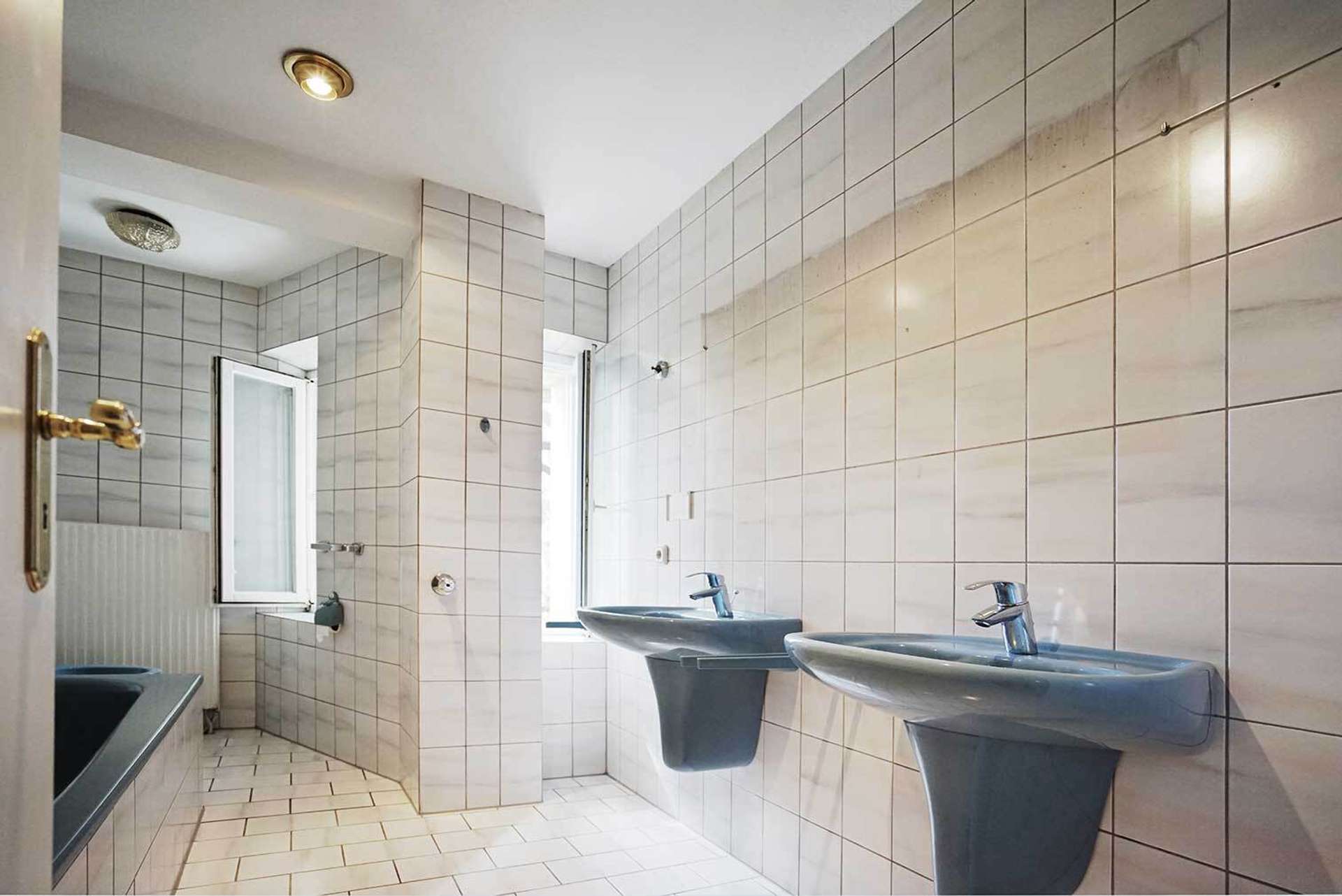 Bad mit Wanne u. Dusche