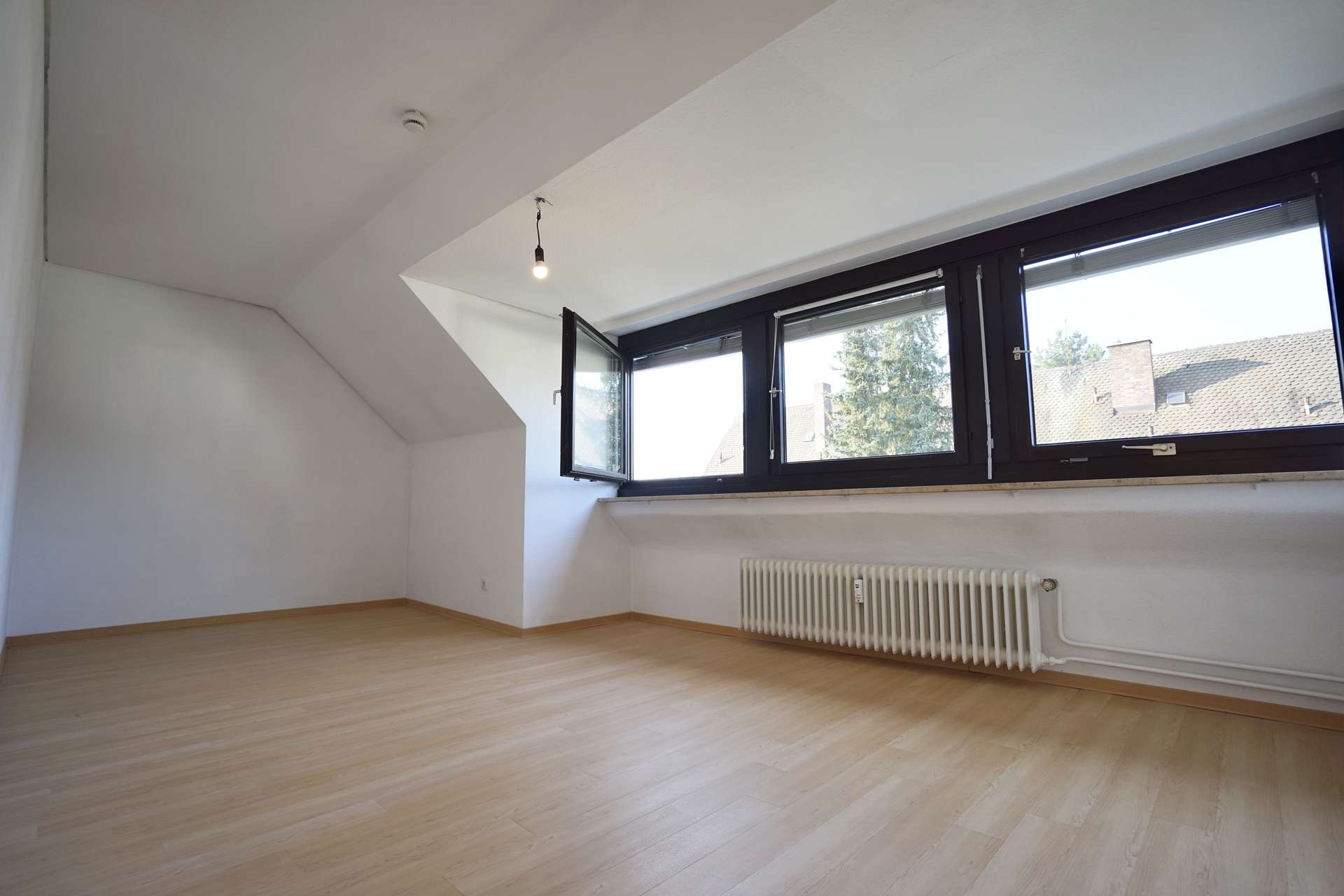 Großzügiges Schlafzimmer