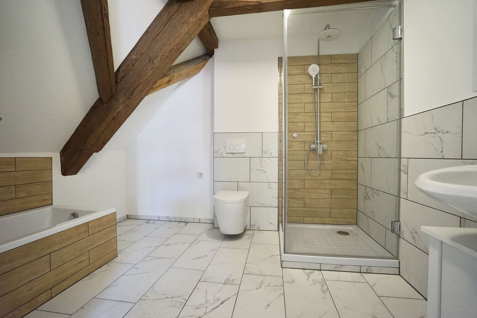 Masterbad mit Wanne und Dusche