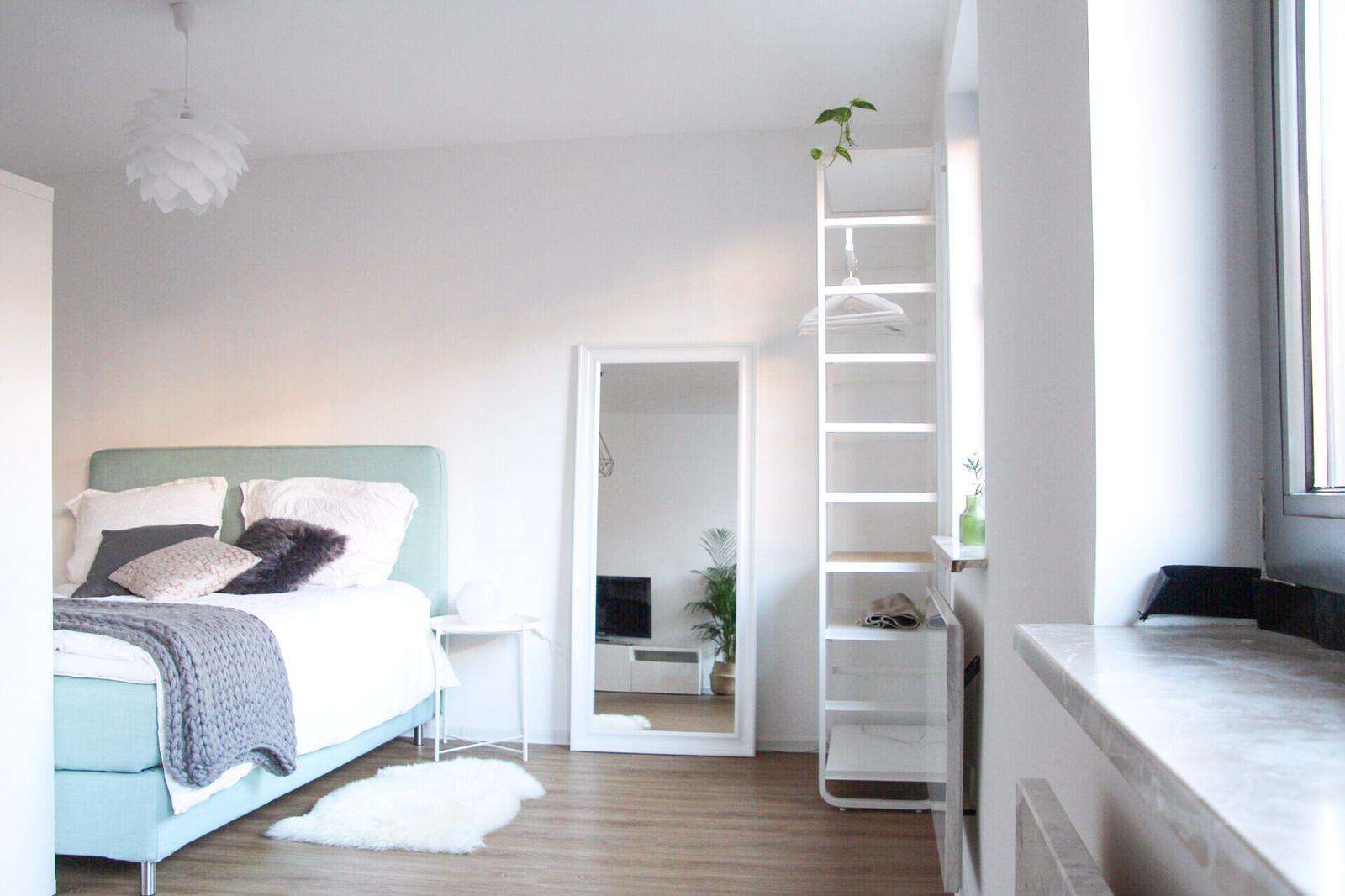 neuwertige Möbel inklusive 