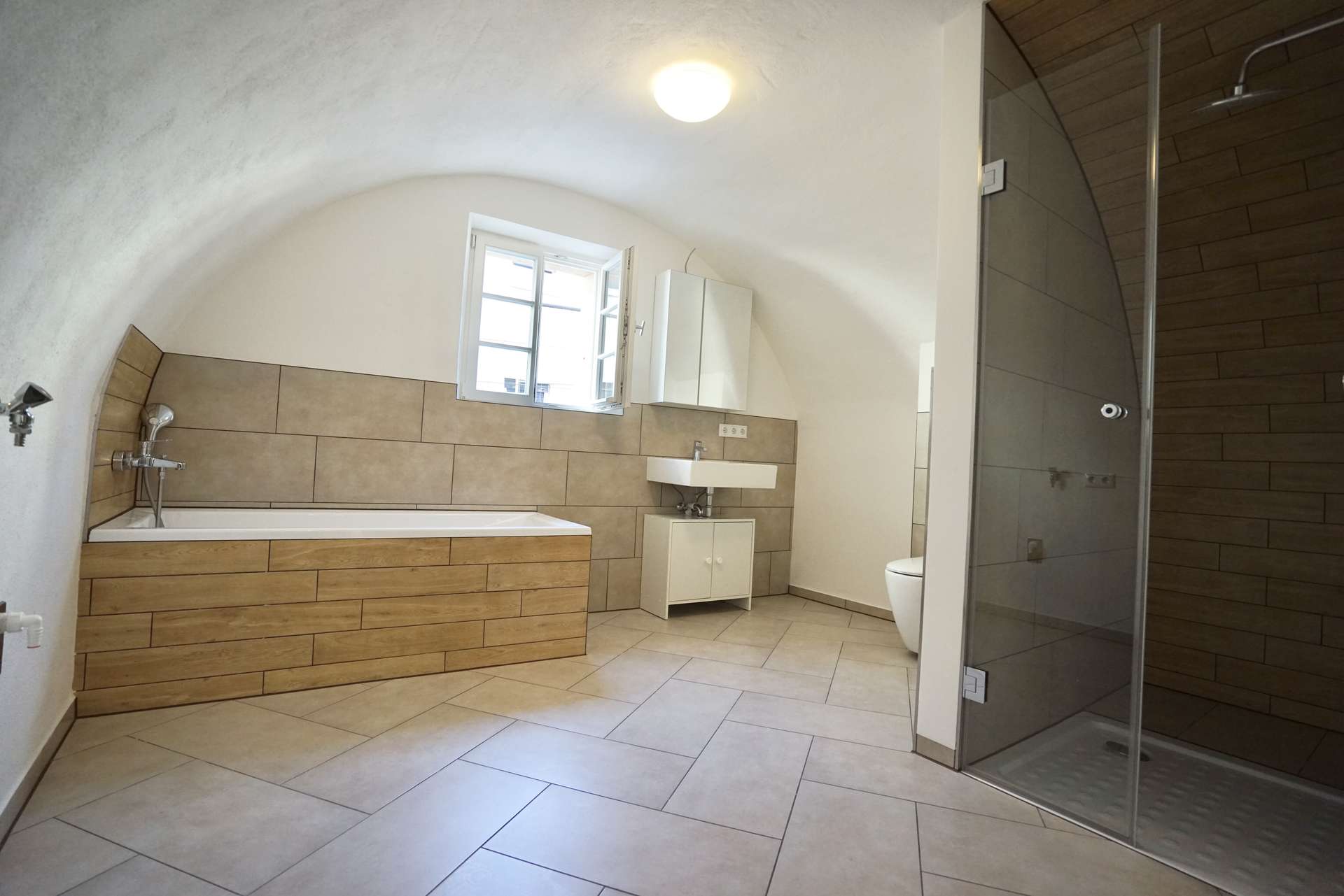 als Highlight ein grandioses Gewölbebad mit Wanne u. Dusche