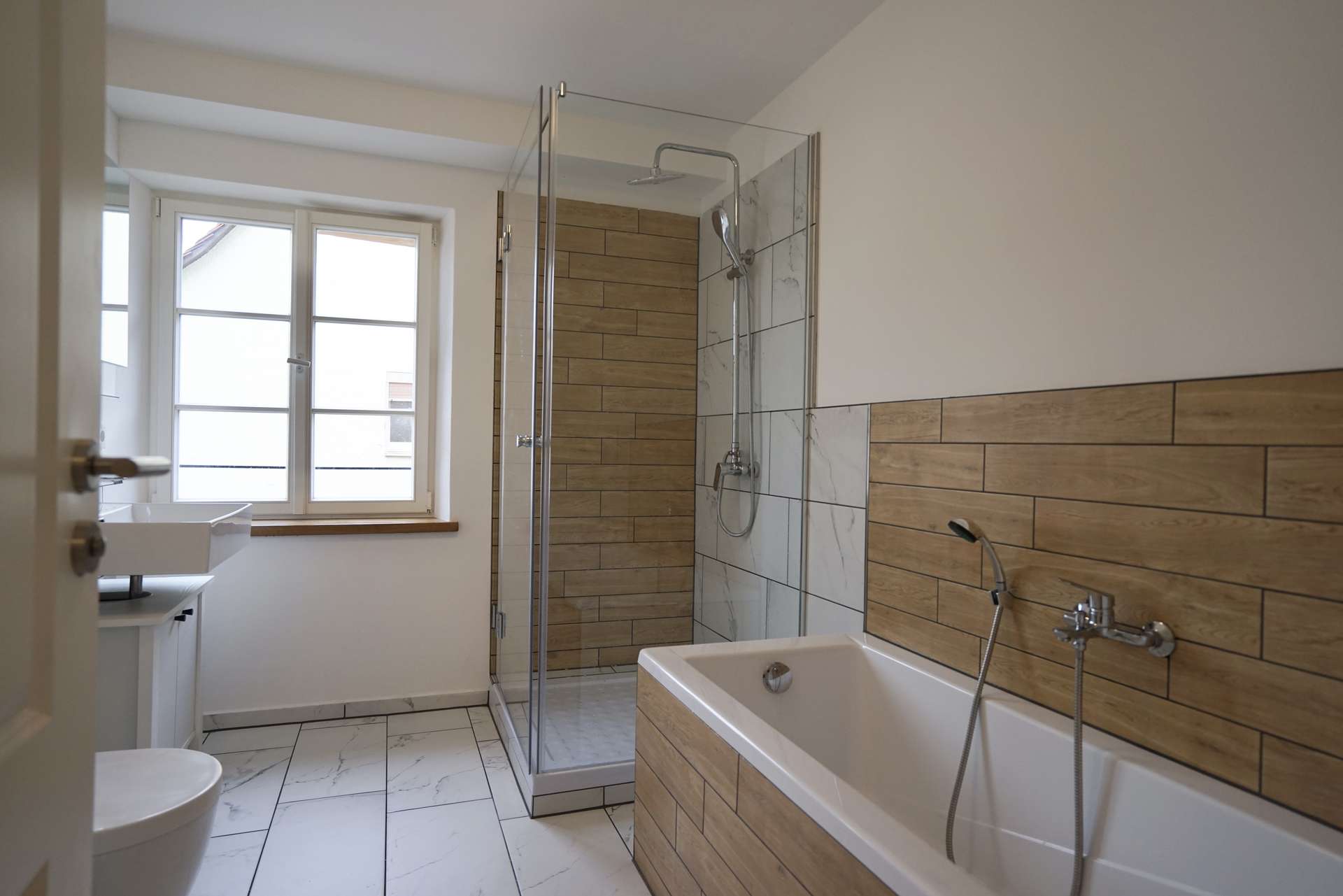 ...ebenerdige Dusche und Wanne