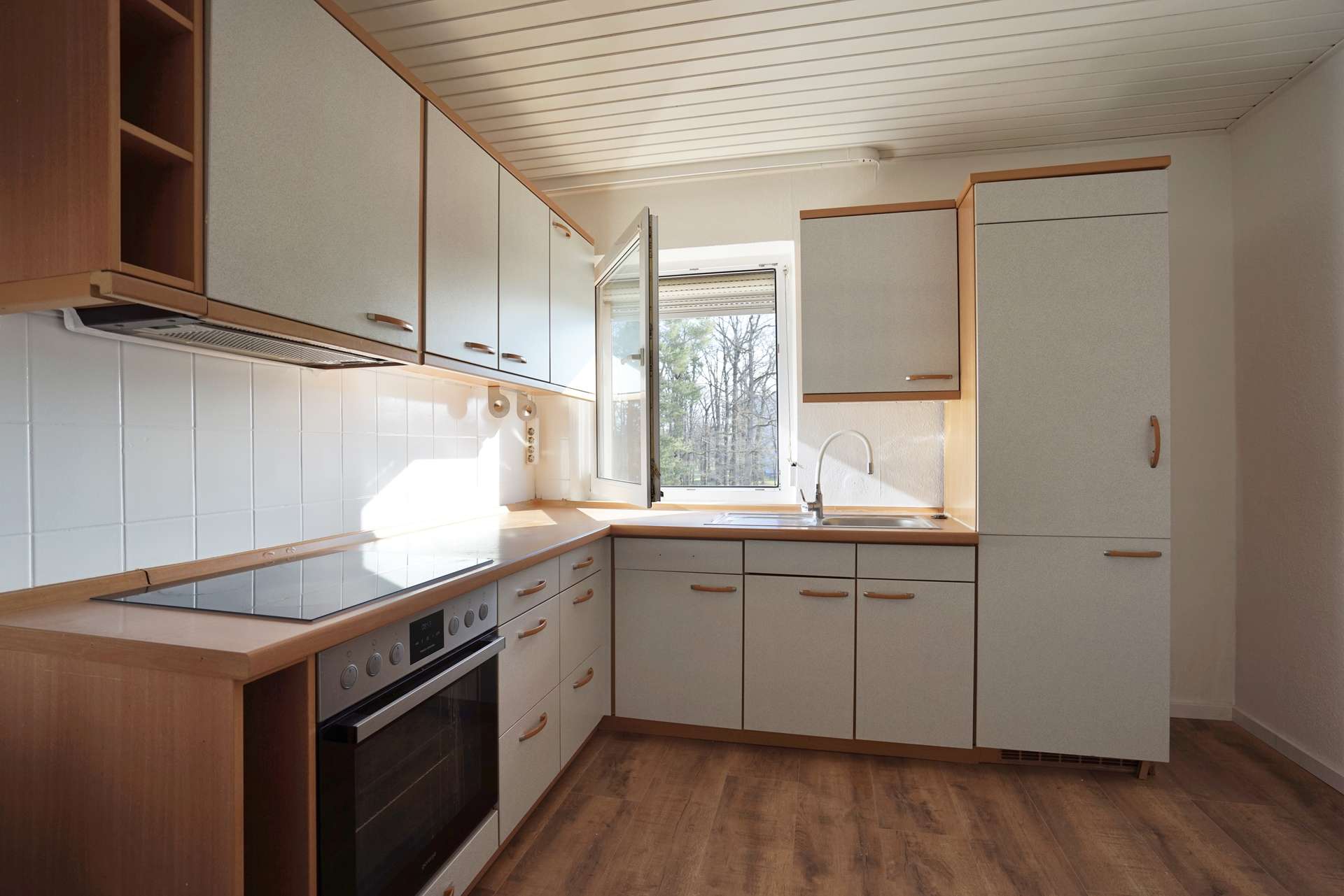 Funktionale Küche mit Geräten