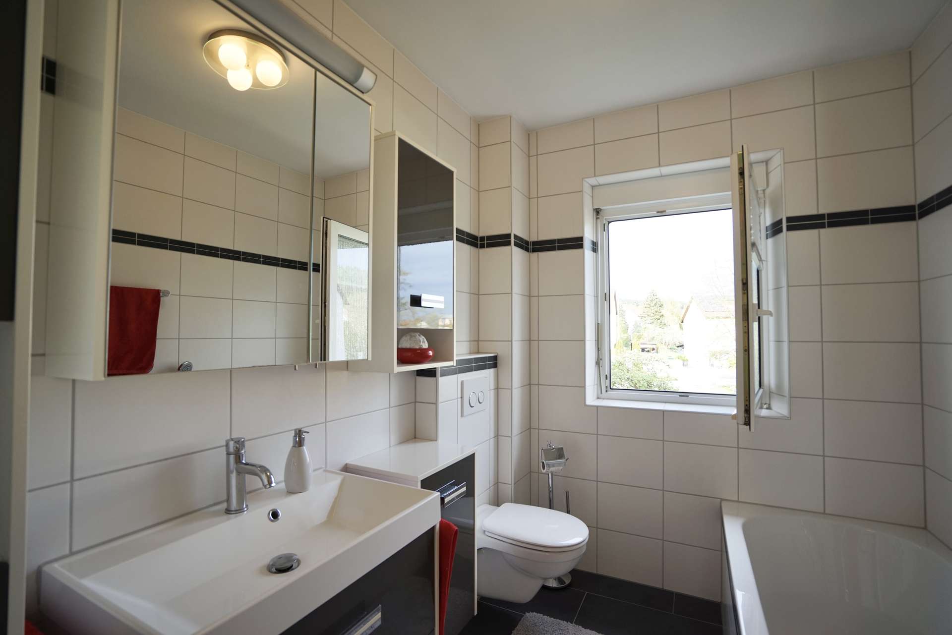 Bad mit Wanne + Fenster