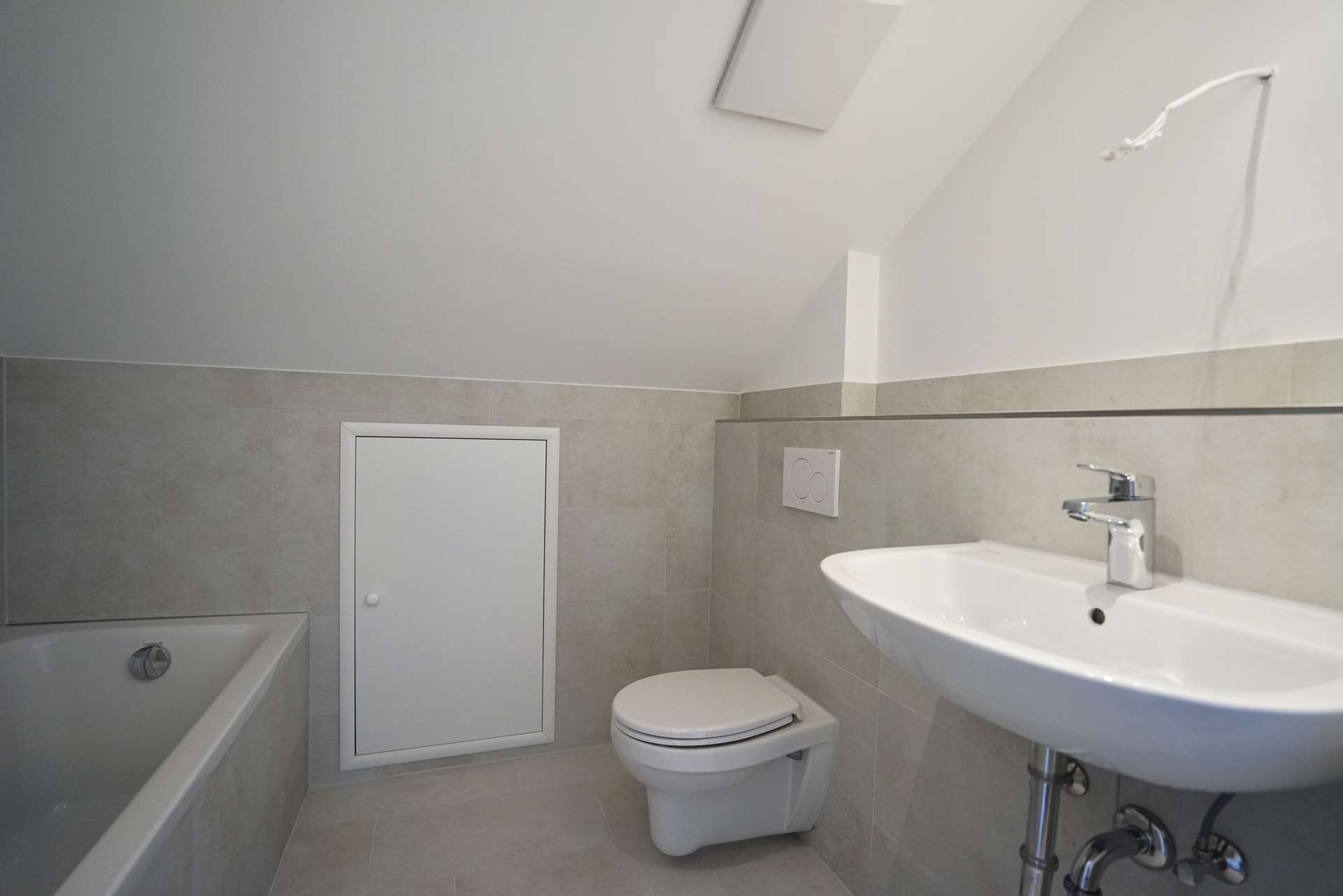 neues Bad mit Wanne ... 