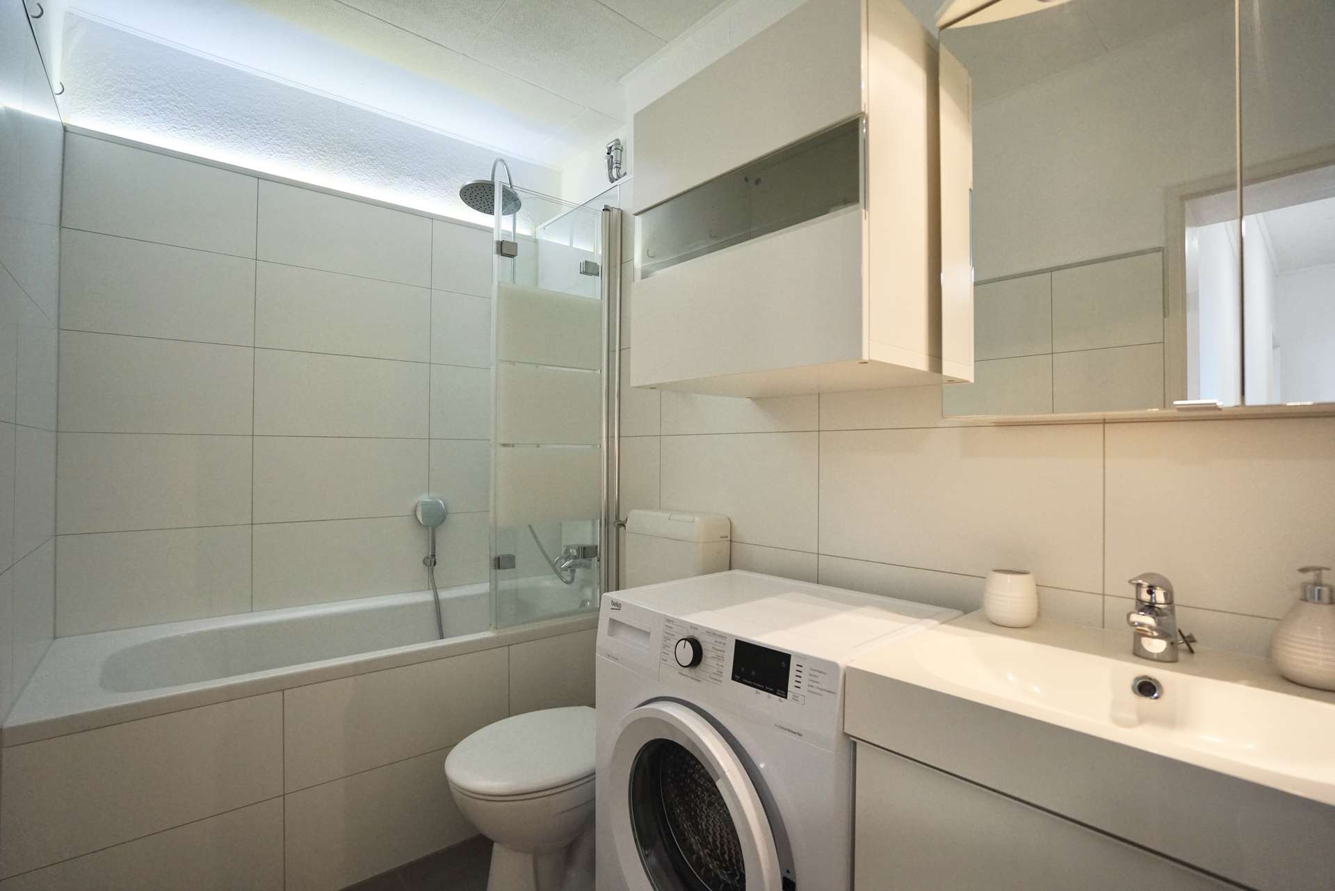 saniertes Bad mit Wanne