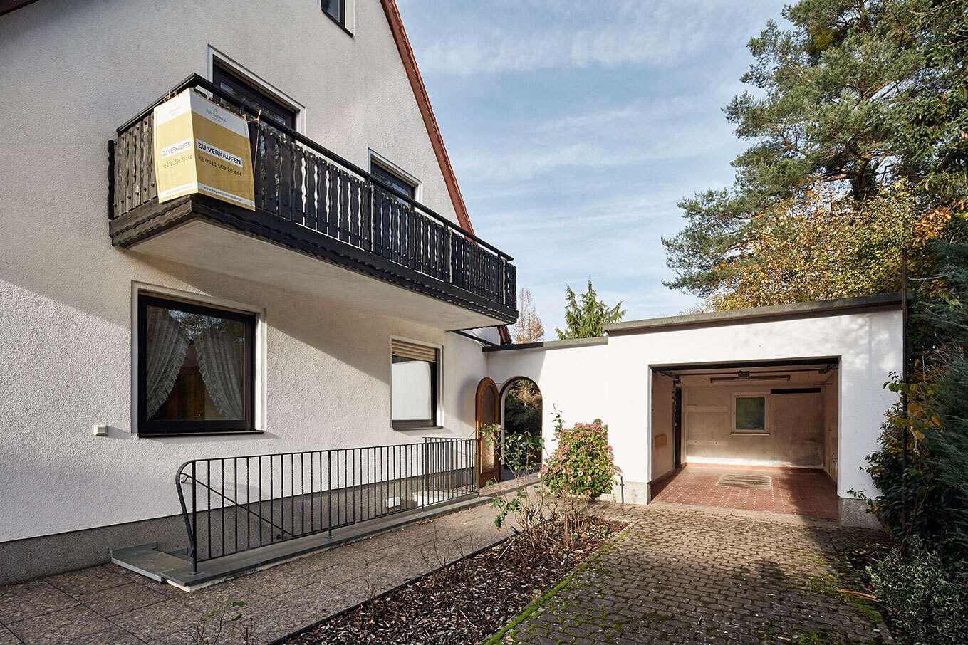 Einfahrt mit Einzelgarage 