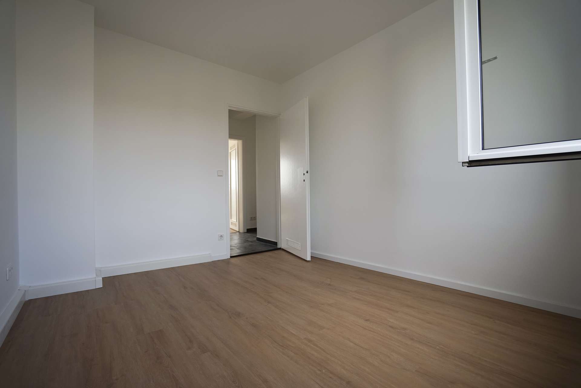 genügend Platz für Bett + Schrank