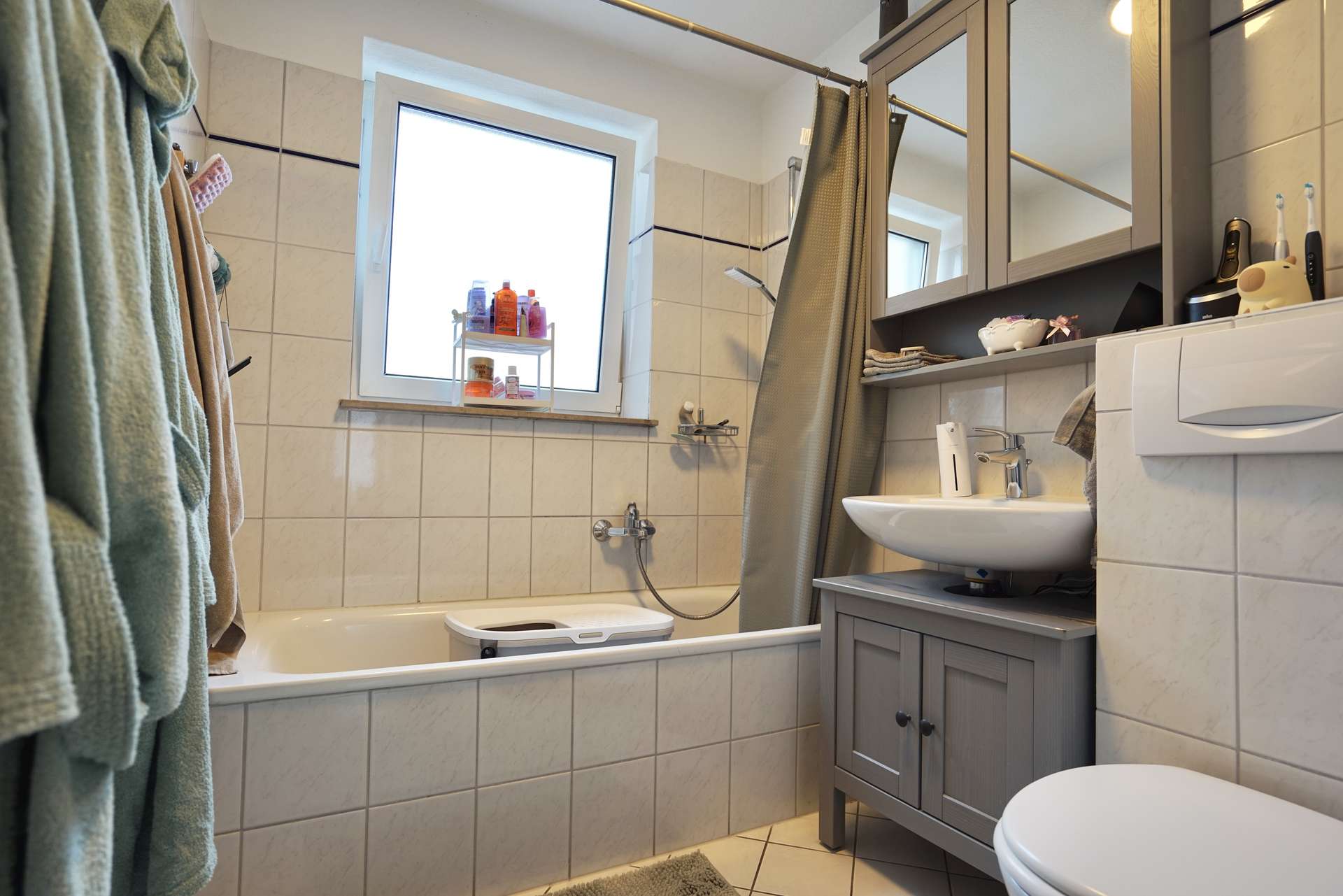 Bad mit Wanne + Fenster 