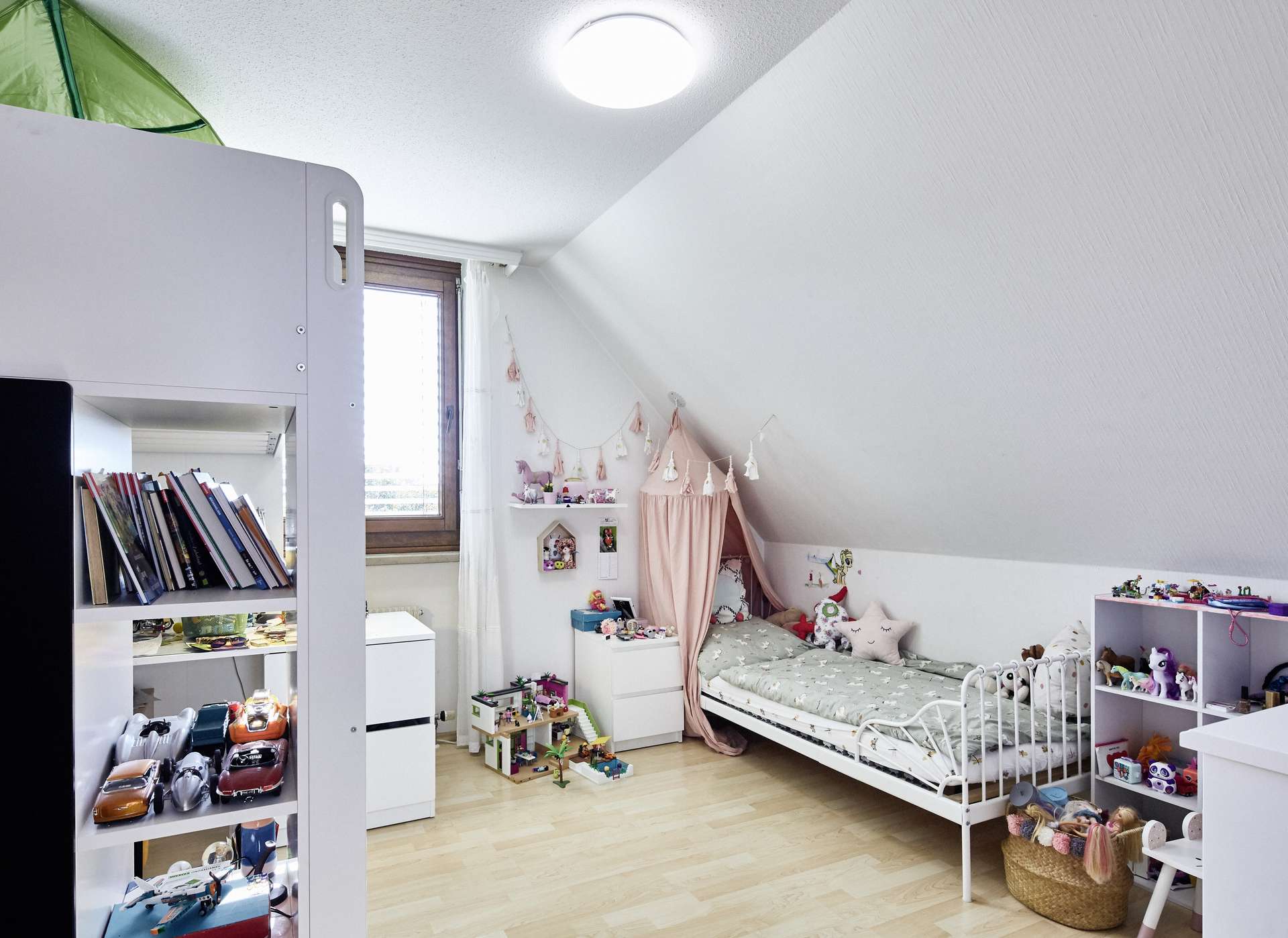 helles Kinderzimmer 