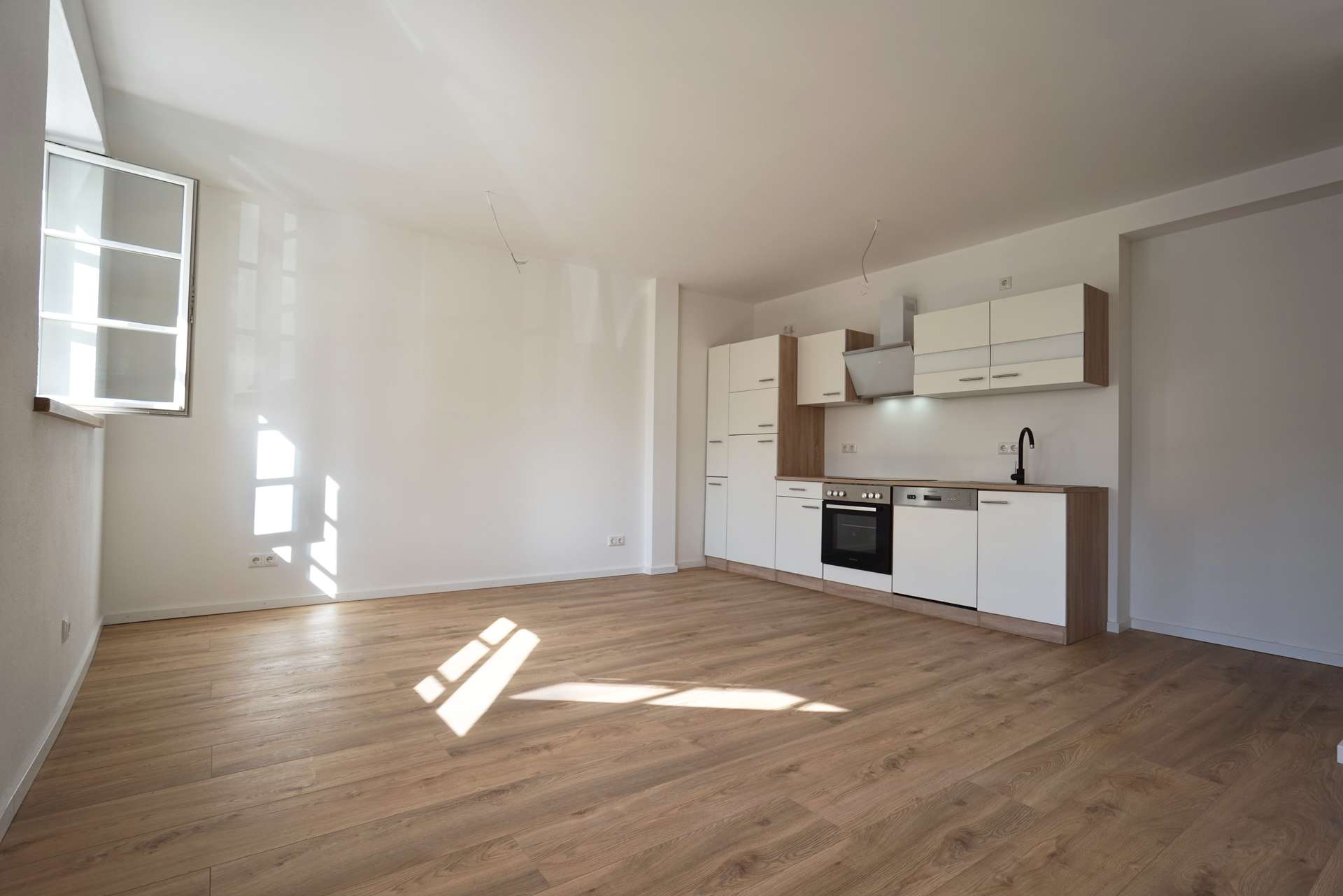 ... inkl. Kochzeile mit Geräten