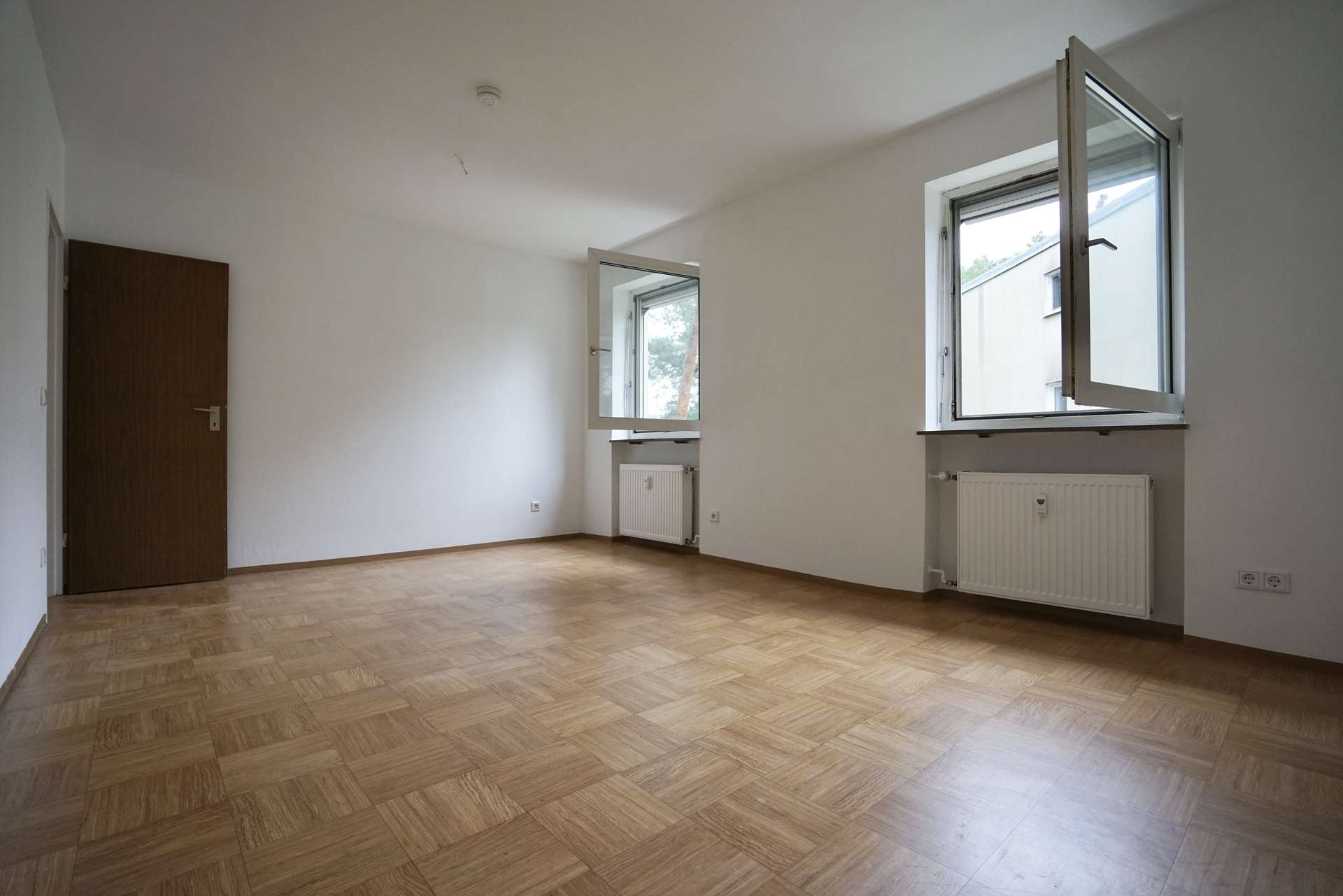 großzügig für Bett & Schrank! 