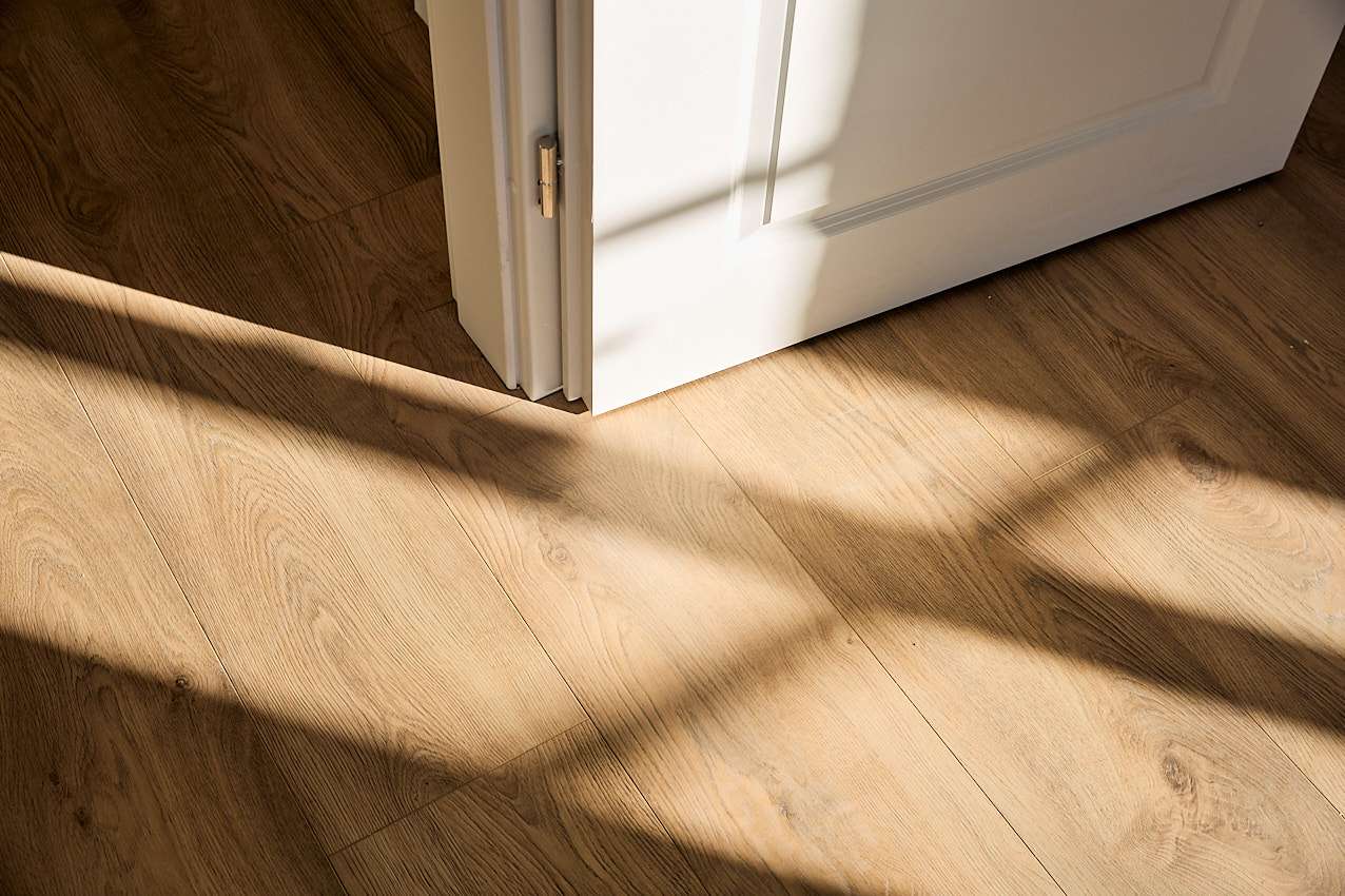 ruhiges Zuhause mit Licht und Schatten