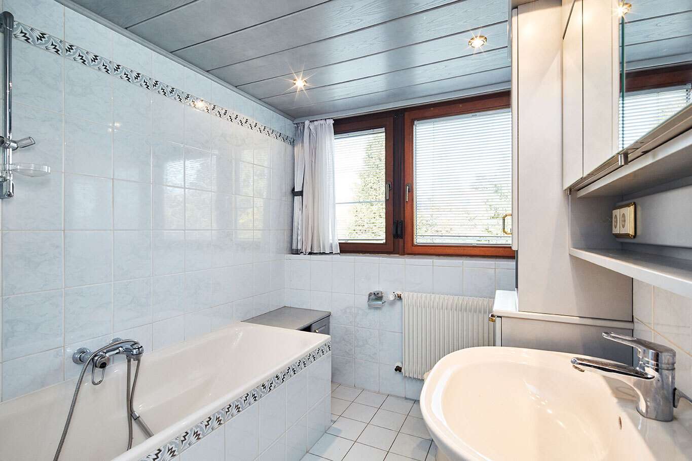 Bad mit Fenster und Wanne 