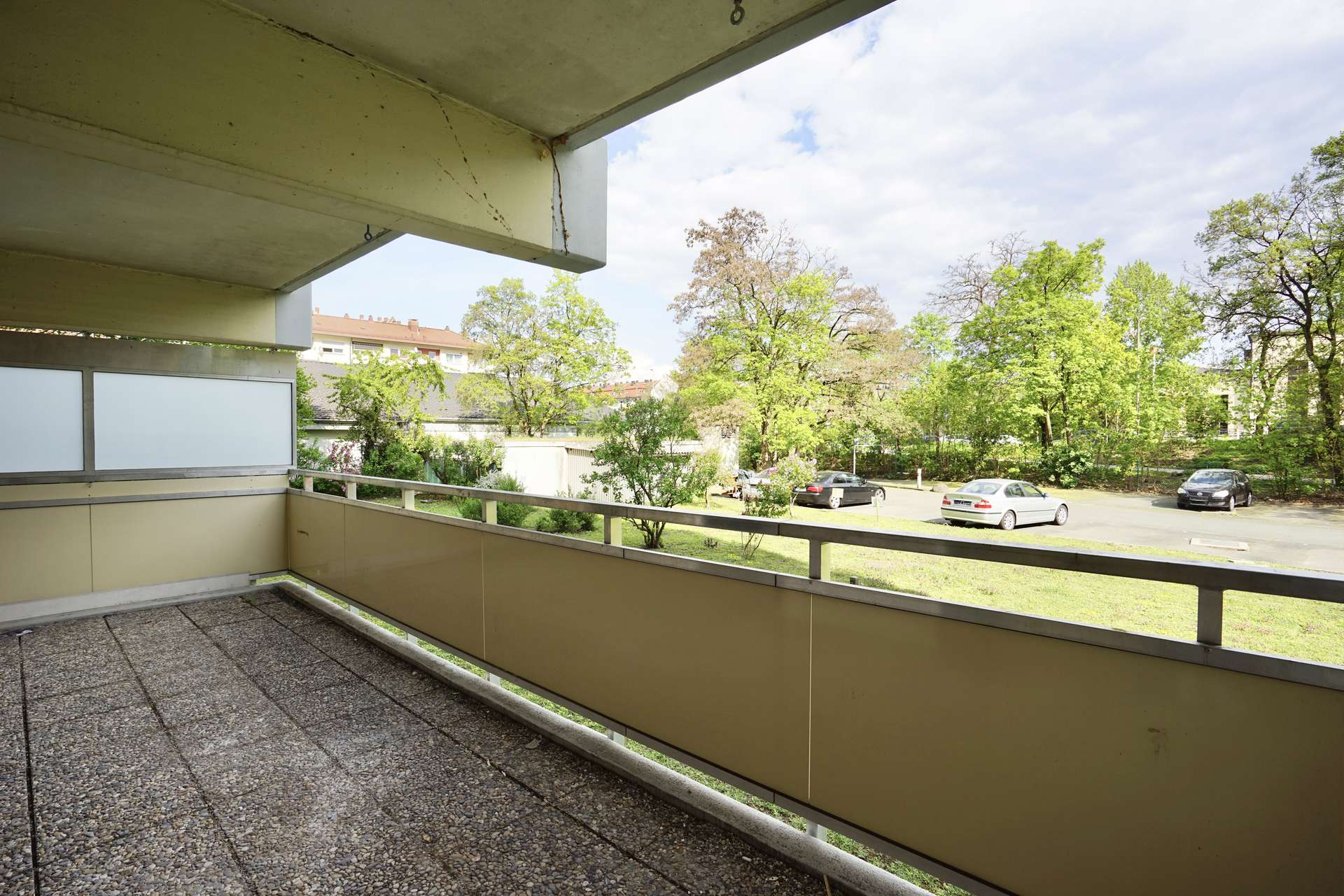 mit großem Balkon & Grün 