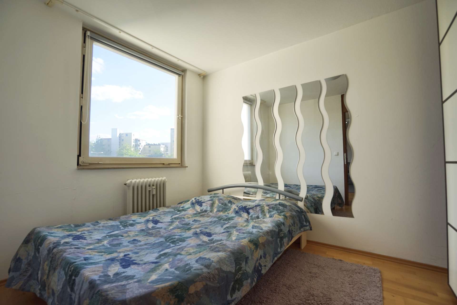 Ein Bett + ein Schrank = Schlafzimmer