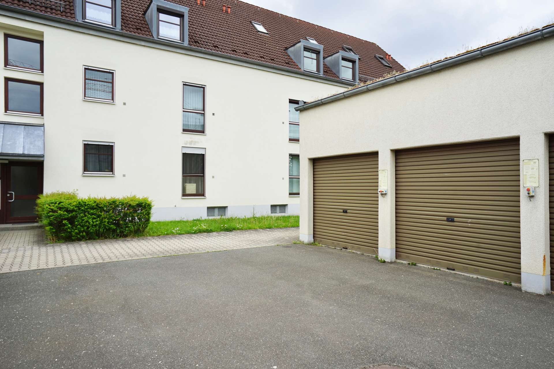 Platz für das Auto gibt es auch 