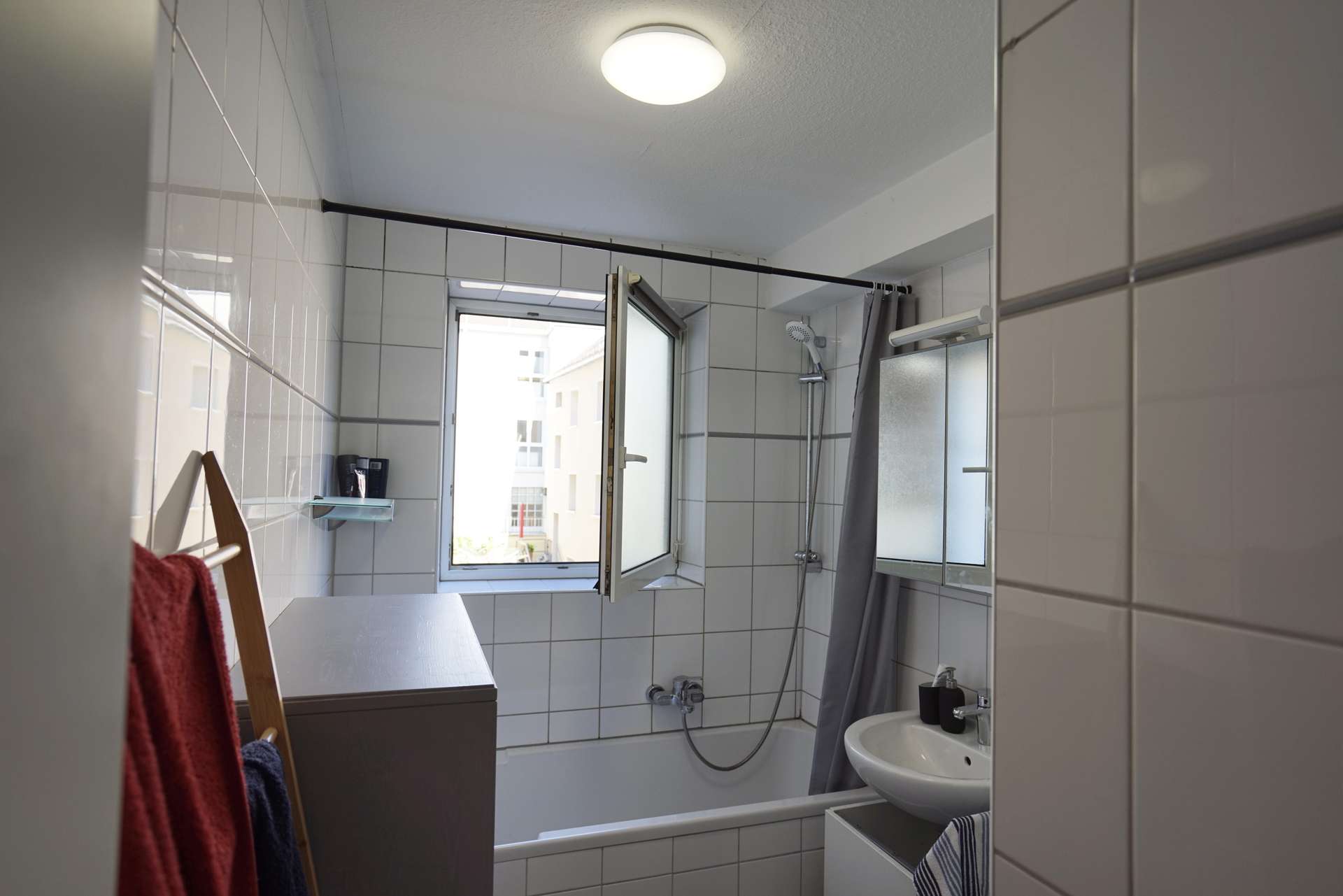 Bad mit Wanne und Fenster